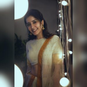 Raashi Khanna Instagram - May the radiant glow of the lights and diyas illuminate your life with love and warmth.! Wish you and your loved ones prosperity and happiness this Diwali..! 💫🪔