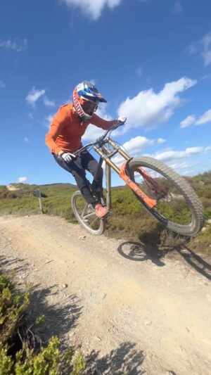 Rachel Atherton Instagram - Raw clips from 2day , best day ever ❤️ New bike goes so well 😮‍💨🔥👌 @athertonbikes @conti_mtb 
Probably one of the best days I’ve had on my bike in years!! 
So so so much fun going as fast as we could & the sun ☀️ was unreal @dyfibikepark , thanks boys!! @brendog1  @damien_tutton @lewis_ranger 🔥