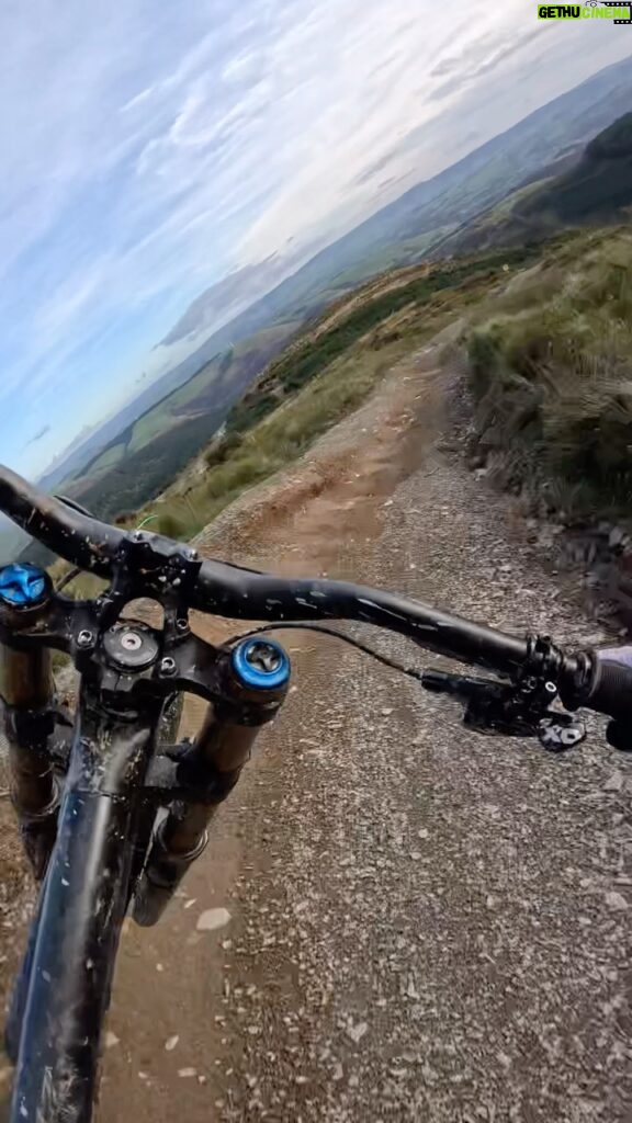 Rachel Atherton Instagram - Oh that flow feeling 🥰🥰 Bikepark laps are really something else!! Beautiful morning lapping @dyfibikepark x @athertonbikes @gopro 9:16 setting - post straight to reels / story so so easy & useful 🤗🍻