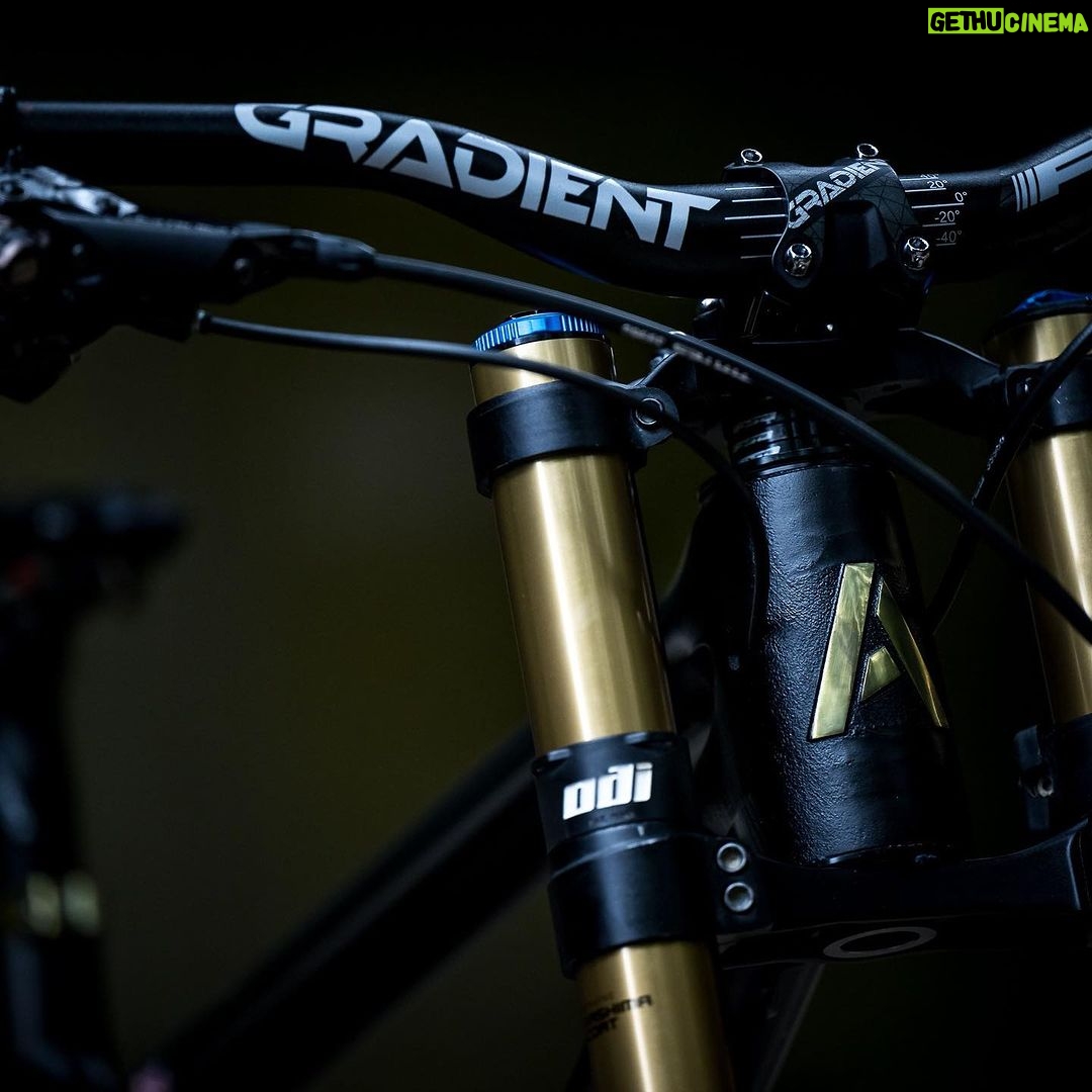 Rachel Atherton Instagram - Stealth Mode 🥷Engaged! Black & Gold, baby 🖤 HOW sick does this look?! To see the anodised gold A on this bike means so much🖤 thank you crew @athertonbikes, all of you, @athertonracing for doing this 🖤🖤🖤 🥷 My first “colour” on an atherton bike & we went gold 👌 we pour all the energy of our small team into actually making these bikes for customers & us racers, and making them damn good! so colour has taken a back seat for the first few years, this means a lot 🖤😮💨💪 @nathhughesphoto UCI World Championships