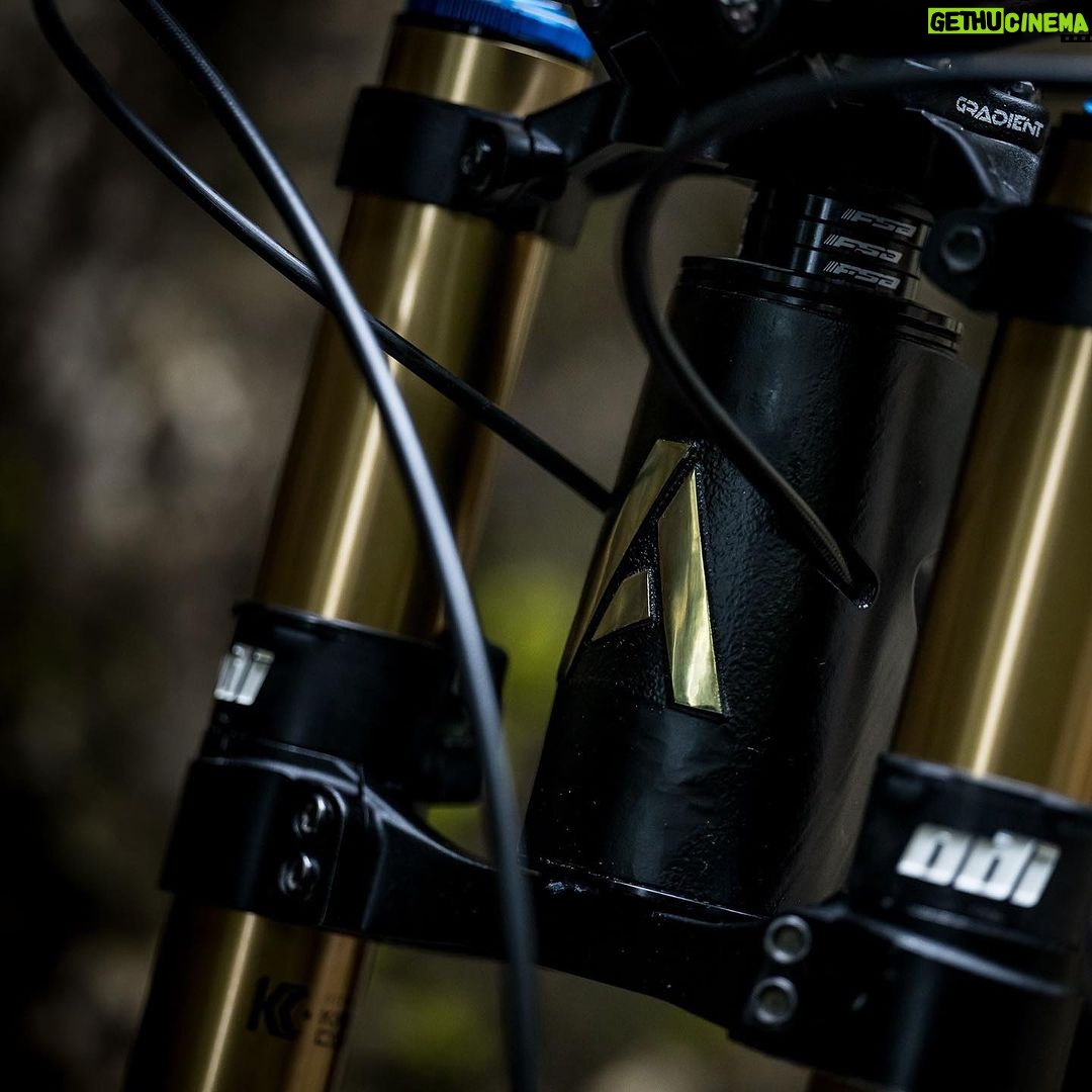 Rachel Atherton Instagram - Stealth Mode 🥷Engaged! Black & Gold, baby 🖤 HOW sick does this look?! To see the anodised gold A on this bike means so much🖤 thank you crew @athertonbikes, all of you, @athertonracing for doing this 🖤🖤🖤 🥷 My first “colour” on an atherton bike & we went gold 👌 we pour all the energy of our small team into actually making these bikes for customers & us racers, and making them damn good! so colour has taken a back seat for the first few years, this means a lot 🖤😮💨💪 @nathhughesphoto UCI World Championships