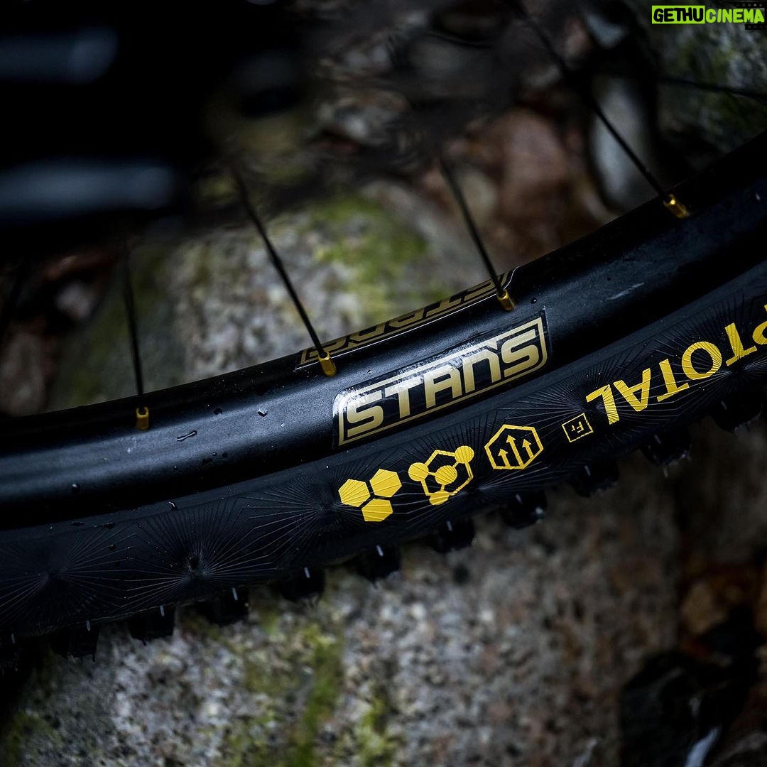 Rachel Atherton Instagram - Stealth Mode 🥷Engaged! Black & Gold, baby 🖤 HOW sick does this look?! To see the anodised gold A on this bike means so much🖤 thank you crew @athertonbikes, all of you, @athertonracing for doing this 🖤🖤🖤 🥷 My first “colour” on an atherton bike & we went gold 👌 we pour all the energy of our small team into actually making these bikes for customers & us racers, and making them damn good! so colour has taken a back seat for the first few years, this means a lot 🖤😮💨💪 @nathhughesphoto UCI World Championships