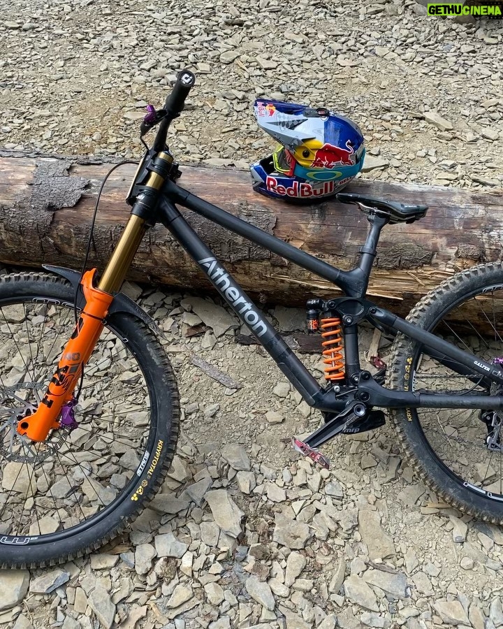 Rachel Atherton - 7.9K Likes - Recents 👌👌❤️
feeling thankful for this combined life ❤️❤️❤️ @athertonracing x @conti_mtb goes so well ❤️