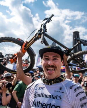Rachel Atherton Instagram - Wow!!! @andreas.kolb66 Winning elite mens final was just INSANE!!! A long time coming!! 
I finished on the box in 3rd… ⭐️❤️⭐️🔥
couldn’t of dreamed of a better day!!! 

To see Andi win on the @athertonbikes …. In front of his home crowd in Austria 🇦🇹 
Wow!! Just SO SO SICK!! 
🥳🥳💣💣
We all went pretty wild 😂😂🔥🔥

I was so so buzzing to put down a solid run & not crash, after a few near misses on the jumps during my run 😂😮‍💨😬 
Leogang felt so much harder than LENZERHEIDE & im so stoked 3rd ❤️❤️
To see @valihoell win at home too was just amazing, she put down a perfect heater & those home wins mean more than anything else, my wins at fort William are so special, so I’m buzzing for her 🔥 it was awesome to witness! 🔥🔥🔥

Cheers @athertonracing you beauties ❤️

@nathhughesphoto 📷