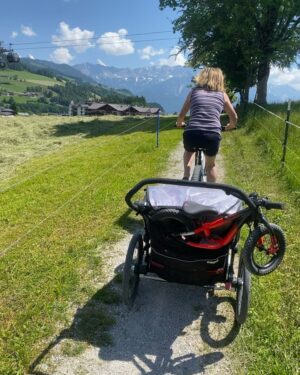 Rachel Atherton Instagram - World Cup #2 😍 Leogang 🇦🇹 
My new painted helmet is Hearts ❤️& Stars ⭐️ for arna baby becuase she loves them shapes & that racing flag within them becuase I love racing & I wanted to honour what that love for this sport has given me ❤️

I had no idea when We designed it that I would actually race again! @imagedesigncustom @bellhelmets_bike 👍

@oakleybike brought me round a present them gold goggles 😮‍💨😮‍💨🤩
After a long talk with the fam Sunday morning, we decided We may as well come to leogang to race, we’re enjoying being on the road at the races & mum & arna have gotten in the groove, we hire ebike & trailer for mum so she can get about with arna so easy ❤️❤️

I’m so grateful to @redbulluk for getting our physio out here @wp.sportsinjury it really is savage on the body this sport, and my main concern is back to back races without enough training!

Im feeling a bit strange because I don’t want any pressure, last weekend I felt so free without any pressure to win, I’ve spent my whole career feeling like I need to win, &  it felt amazing without that, 

& I don’t want that pressure to return, because I’m just here for a good time & to try my best & to have good feelings doing my job again 👍👍