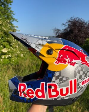 Rachel Atherton Instagram - World Cup #2 😍 Leogang 🇦🇹 
My new painted helmet is Hearts ❤️& Stars ⭐️ for arna baby becuase she loves them shapes & that racing flag within them becuase I love racing & I wanted to honour what that love for this sport has given me ❤️

I had no idea when We designed it that I would actually race again! @imagedesigncustom @bellhelmets_bike 👍

@oakleybike brought me round a present them gold goggles 😮‍💨😮‍💨🤩
After a long talk with the fam Sunday morning, we decided We may as well come to leogang to race, we’re enjoying being on the road at the races & mum & arna have gotten in the groove, we hire ebike & trailer for mum so she can get about with arna so easy ❤️❤️

I’m so grateful to @redbulluk for getting our physio out here @wp.sportsinjury it really is savage on the body this sport, and my main concern is back to back races without enough training!

Im feeling a bit strange because I don’t want any pressure, last weekend I felt so free without any pressure to win, I’ve spent my whole career feeling like I need to win, &  it felt amazing without that, 

& I don’t want that pressure to return, because I’m just here for a good time & to try my best & to have good feelings doing my job again 👍👍