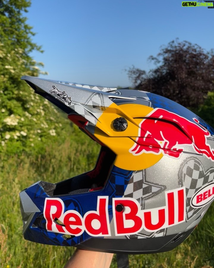 Rachel Atherton - 12.8K Likes - World Cup #2 😍 Leogang 🇦🇹
My new painted helmet is Hearts ❤️& Stars ⭐️ for arna baby becuase she loves them shapes & that racing flag within them becuase I love racing & I wanted to honour what that love for this sport has given me ❤️
I had no idea when We designed it that I would actually race again! @imagedesigncustom @bellhelmets_bike 👍
@oakleybike brought me round a present them gold goggles 😮💨😮💨🤩
After a long talk with the fam Sunday morning, we decided We may as well come to leogang to race, we’re enjoying being on the road at the races & mum & arna have gotten in the groove, we hire ebike & trailer for mum so she can get about with arna so easy ❤️❤️
I’m so grateful to @redbulluk for getting our physio out here @wp.sportsinjury it really is savage on the body this sport, and my main concern is back to back races without enough training!
Im feeling a bit strange because I don’t want any pressure, last weekend I felt so free without any pressure to win, I’ve spent my whole career feeling like I need to win, & it felt amazing without that,
& I don’t want that pressure to return, because I’m just here for a good time & to try my best & to have good feelings doing my job again 👍👍