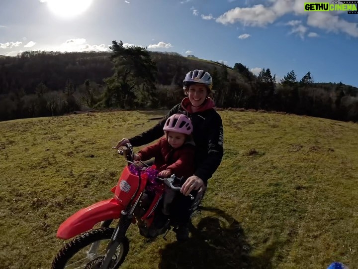 Rachel Atherton Instagram - Special times ✊ She loves anything with wheels so much! 🥰 🙏🏽 it’s so awesome sharing our hobbies with arna, what a dream ❤️🌙🐣 @gopro @goprouk