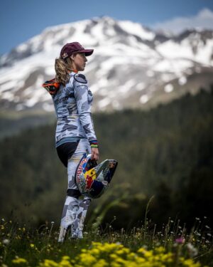 Rachel Atherton Instagram - First Race of 2023 😍 
New @enduraofficial kit ✅
Special new helmet design ✅
Track walk ✅ 
Bike rebuild ✅ 
Suspension setup ✅ 
Warm up ✅ 
 I just can’t believe I’m here really!! 
Amazing to be back with the team @athertonracing & the most amazing part is getting my bike looked after by everyone 😂 & food cooked 😍

Today was about getting ready for practice tomorrow & switching on my racer head! 
I’m so lucky my mum is here to look after arna so I can try to focus ❤️ it’s so strange switching mindsets! 

Thanks for all the love & messages, feeling nervous but remembering: safety first!! 😋 

@nathhughesphoto 🙏🏽👌