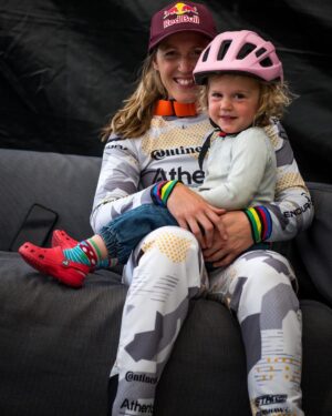 Rachel Atherton Instagram - First Race of 2023 😍 
New @enduraofficial kit ✅
Special new helmet design ✅
Track walk ✅ 
Bike rebuild ✅ 
Suspension setup ✅ 
Warm up ✅ 
 I just can’t believe I’m here really!! 
Amazing to be back with the team @athertonracing & the most amazing part is getting my bike looked after by everyone 😂 & food cooked 😍

Today was about getting ready for practice tomorrow & switching on my racer head! 
I’m so lucky my mum is here to look after arna so I can try to focus ❤️ it’s so strange switching mindsets! 

Thanks for all the love & messages, feeling nervous but remembering: safety first!! 😋 

@nathhughesphoto 🙏🏽👌