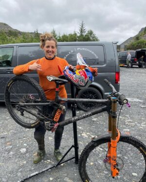Rachel Atherton Instagram - Recents 👌👌❤️ 
feeling thankful for this combined life ❤️❤️❤️ @athertonracing  x @conti_mtb goes so well ❤️