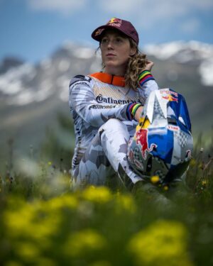 Rachel Atherton Instagram - First Race of 2023 😍 
New @enduraofficial kit ✅
Special new helmet design ✅
Track walk ✅ 
Bike rebuild ✅ 
Suspension setup ✅ 
Warm up ✅ 
 I just can’t believe I’m here really!! 
Amazing to be back with the team @athertonracing & the most amazing part is getting my bike looked after by everyone 😂 & food cooked 😍

Today was about getting ready for practice tomorrow & switching on my racer head! 
I’m so lucky my mum is here to look after arna so I can try to focus ❤️ it’s so strange switching mindsets! 

Thanks for all the love & messages, feeling nervous but remembering: safety first!! 😋 

@nathhughesphoto 🙏🏽👌