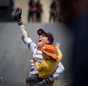 Rachel Atherton Instagram - 🤯40th World Cup win baby! What the actual heck!!!! 

Feels so surreal, it just won’t sink in, it feels like a dream! 
⭐️❤️⭐️❤️⭐️❤️

Such a Massive team effort to make this race, let alone to win! 
Thanks to everyone for helping me  @athertonracing @ mum @alanmilway @athertonbikes 
@conti_mtb @redbull 

#mumsrule #40 #ucimtbworldcup

@nathhughesphoto photos