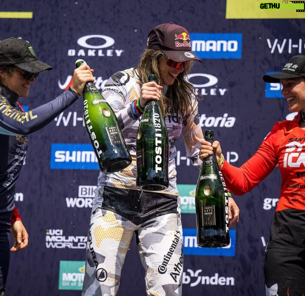 Rachel Atherton Instagram - 🤯40th World Cup win baby! What the actual heck!!!! Feels so surreal, it just won’t sink in, it feels like a dream! ⭐️❤️⭐️❤️⭐️❤️ Such a Massive team effort to make this race, let alone to win! Thanks to everyone for helping me @athertonracing @ mum @alanmilway @athertonbikes @conti_mtb @redbull #mumsrule #40 #ucimtbworldcup @nathhughesphoto photos