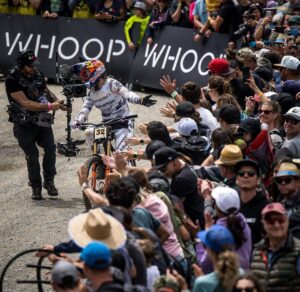 Rachel Atherton Instagram - 🤯40th World Cup win baby! What the actual heck!!!! 

Feels so surreal, it just won’t sink in, it feels like a dream! 
⭐️❤️⭐️❤️⭐️❤️

Such a Massive team effort to make this race, let alone to win! 
Thanks to everyone for helping me  @athertonracing @ mum @alanmilway @athertonbikes 
@conti_mtb @redbull 

#mumsrule #40 #ucimtbworldcup

@nathhughesphoto photos