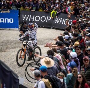 Rachel Atherton Instagram - 🤯40th World Cup win baby! What the actual heck!!!! 

Feels so surreal, it just won’t sink in, it feels like a dream! 
⭐️❤️⭐️❤️⭐️❤️

Such a Massive team effort to make this race, let alone to win! 
Thanks to everyone for helping me  @athertonracing @ mum @alanmilway @athertonbikes 
@conti_mtb @redbull 

#mumsrule #40 #ucimtbworldcup

@nathhughesphoto photos