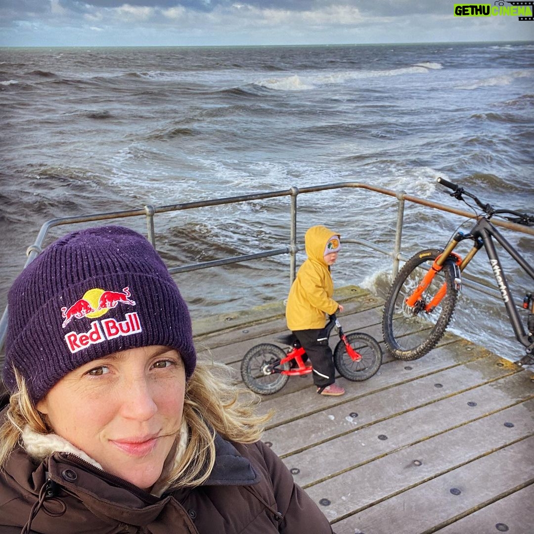 Rachel Atherton Instagram - ❤️❤️❤️🍦🍦🍦⛈⛈⛈ More filming for @redbullbike race Tapes s2, out in spring 🤗 We took a short trip to lake maggiore where olly & his team were building an @heartwoodsaunas fell in love with lake maggiore! Wild wet wales 🏴 trying to make the most of every day rain or shine! After 1min.45seconds riding in the rain along the pier we had to go back to the van and arna fell asleep 😂 track check @dyfibikepark ❤️ love riding my Moto so much, We used to race 3hour moto enduros (Wirral off roads) me @dan_atherton @gee_atherton let’s get back to it, i miss racing moto enduro! ❤️