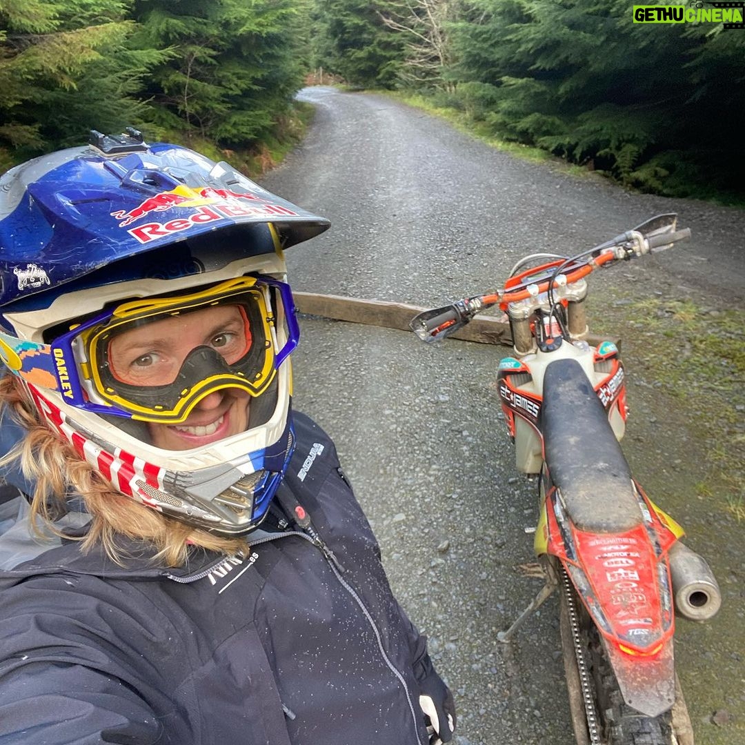 Rachel Atherton Instagram - ❤️❤️❤️🍦🍦🍦⛈⛈⛈ More filming for @redbullbike race Tapes s2, out in spring 🤗 We took a short trip to lake maggiore where olly & his team were building an @heartwoodsaunas fell in love with lake maggiore! Wild wet wales 🏴 trying to make the most of every day rain or shine! After 1min.45seconds riding in the rain along the pier we had to go back to the van and arna fell asleep 😂 track check @dyfibikepark ❤️ love riding my Moto so much, We used to race 3hour moto enduros (Wirral off roads) me @dan_atherton @gee_atherton let’s get back to it, i miss racing moto enduro! ❤️