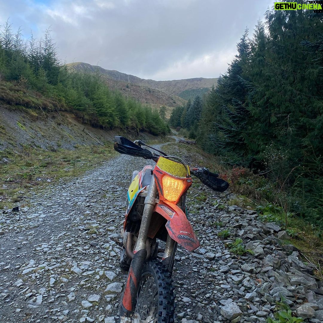 Rachel Atherton Instagram - ❤️❤️❤️🍦🍦🍦⛈⛈⛈ More filming for @redbullbike race Tapes s2, out in spring 🤗 We took a short trip to lake maggiore where olly & his team were building an @heartwoodsaunas fell in love with lake maggiore! Wild wet wales 🏴 trying to make the most of every day rain or shine! After 1min.45seconds riding in the rain along the pier we had to go back to the van and arna fell asleep 😂 track check @dyfibikepark ❤️ love riding my Moto so much, We used to race 3hour moto enduros (Wirral off roads) me @dan_atherton @gee_atherton let’s get back to it, i miss racing moto enduro! ❤️
