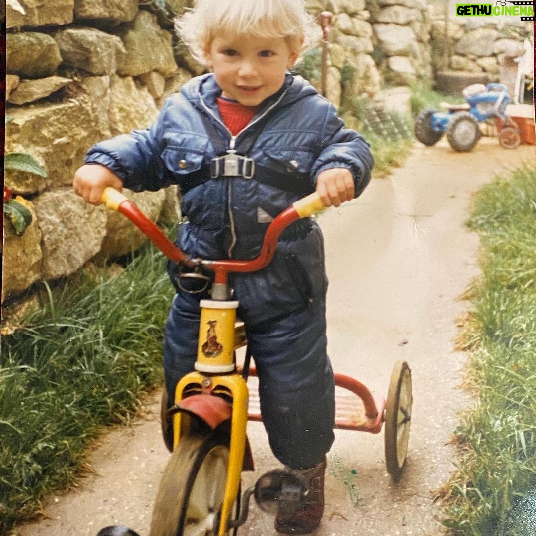 Rachel Atherton Instagram - Last week on our trikes 🛺 @dan_atherton @gee_atherton & myself 😅😅💗💗💗 thanks mum 🥰