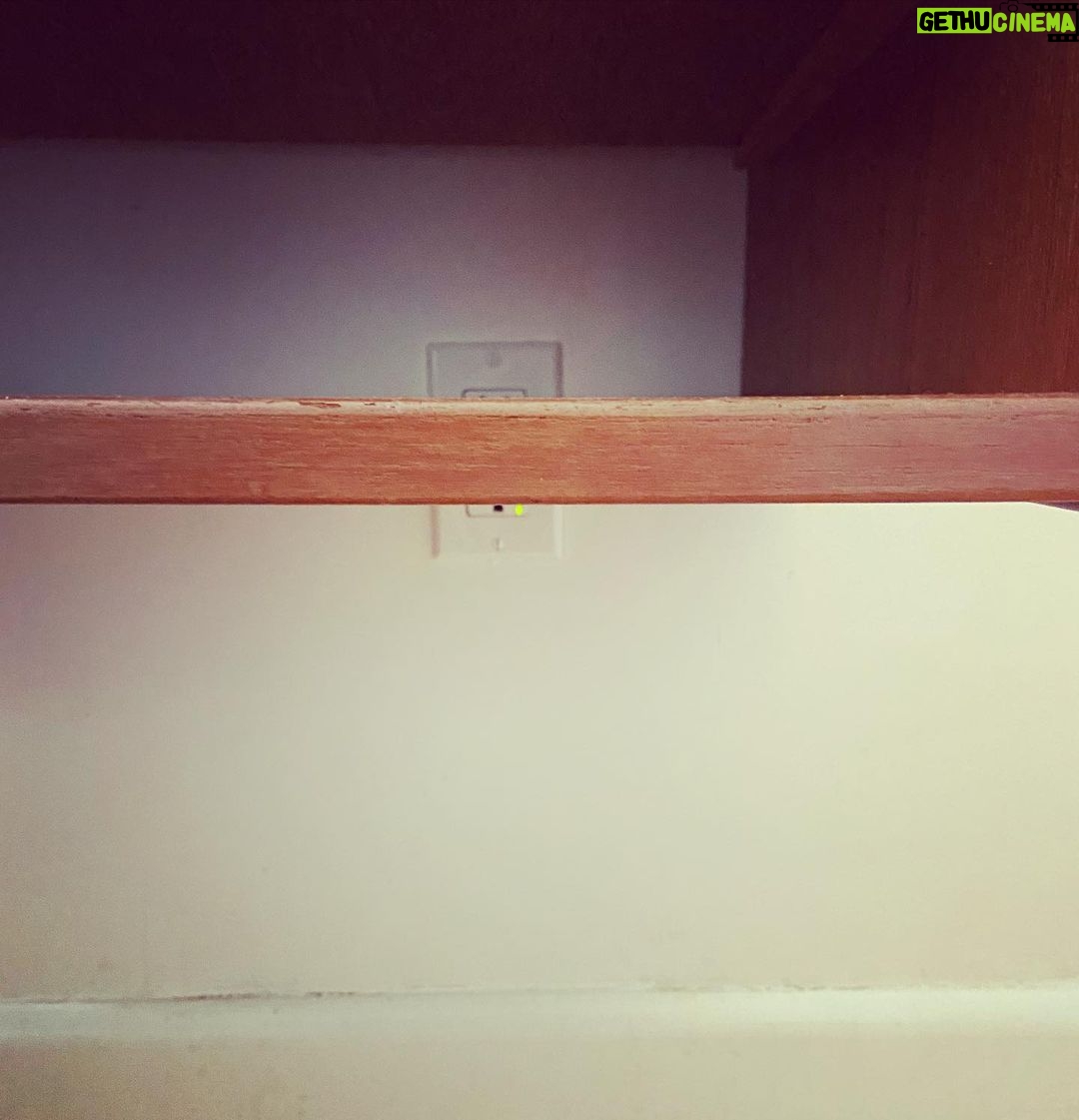 Rachel Nichols Instagram - #FloatingTableDesignFlaw