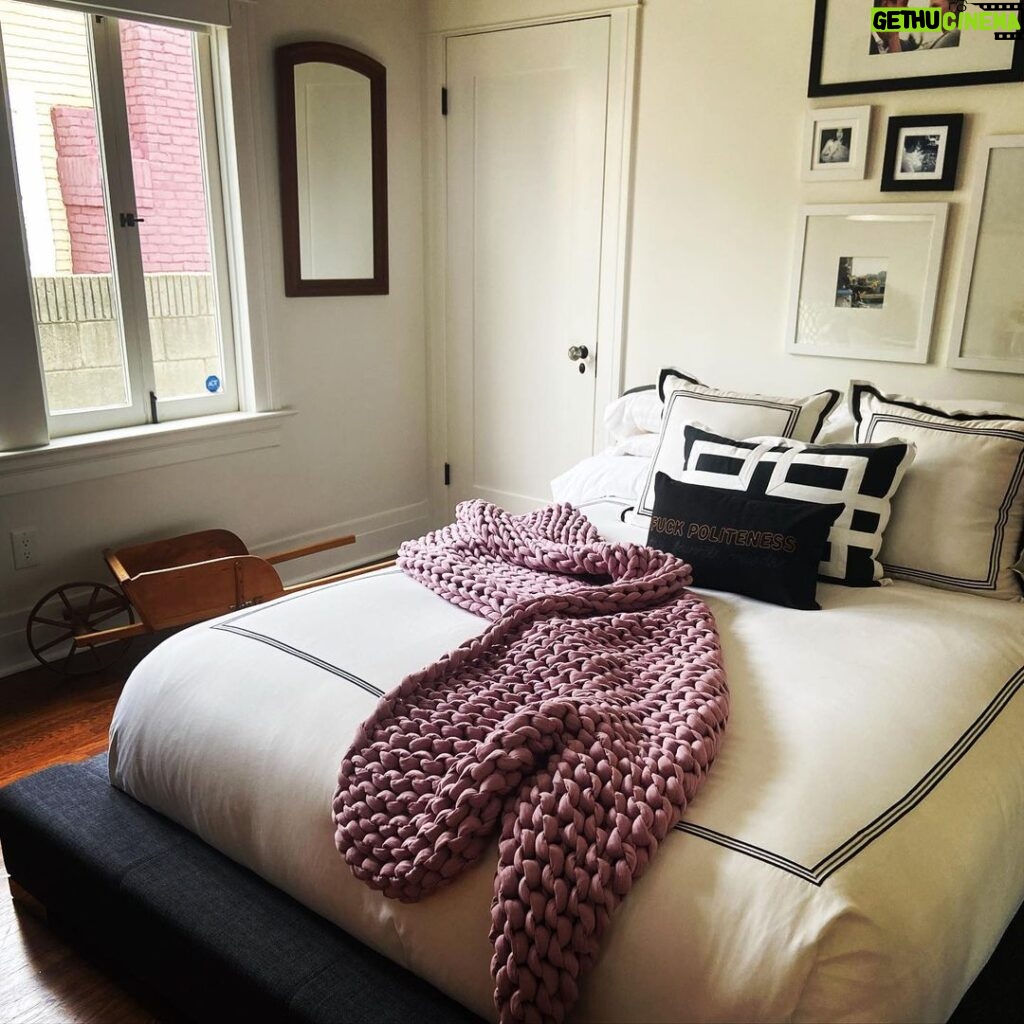 Rachel Nichols Instagram - Guest bedroom vibes…