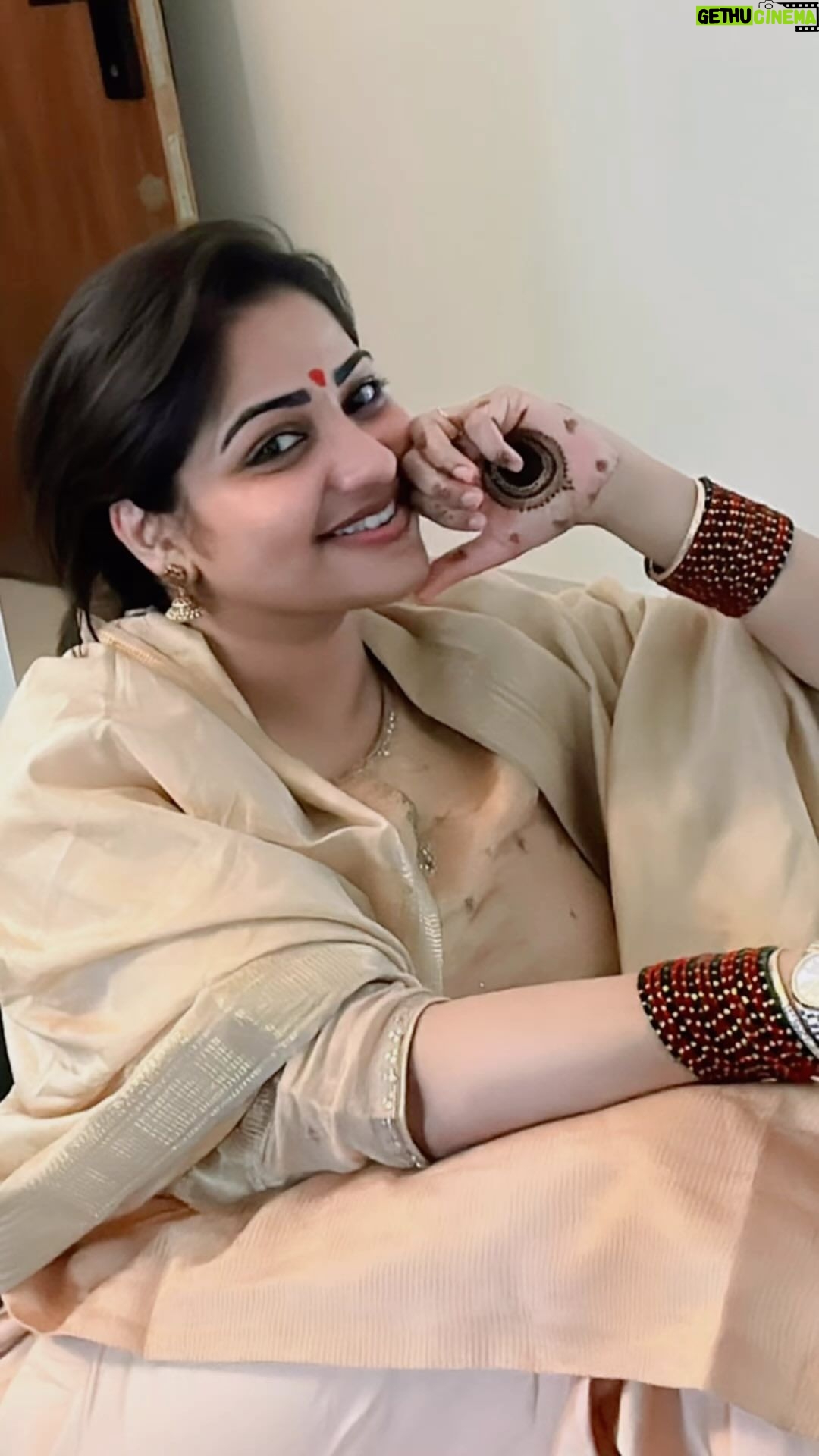 Rachita Ram - 230.8K Likes - After a long time I got henna on my hands!🙌🏻☺️
.
#cousinwedding