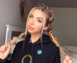 Raelynn Harper Instagram - best friend did my hair and makeup🥰 @devoreledridge
