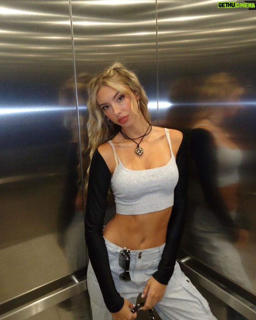Raelynn Harper Instagram - cue the elevator music #iweargarage