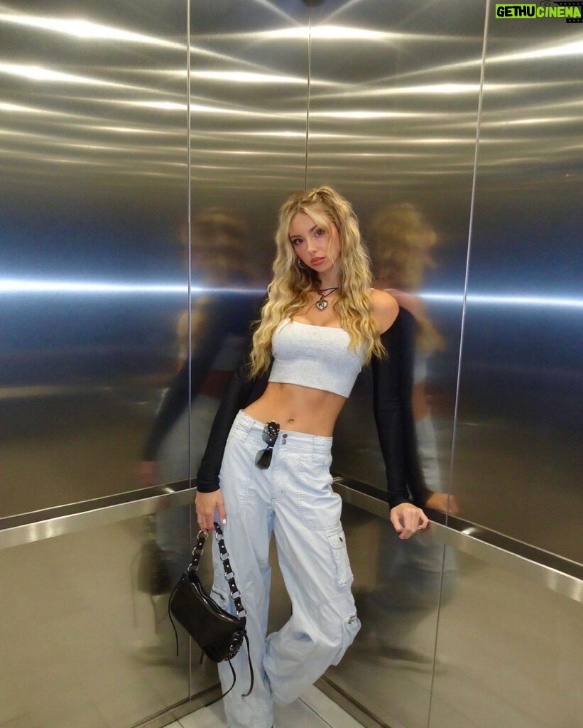 Raelynn Harper Instagram - cue the elevator music #iweargarage