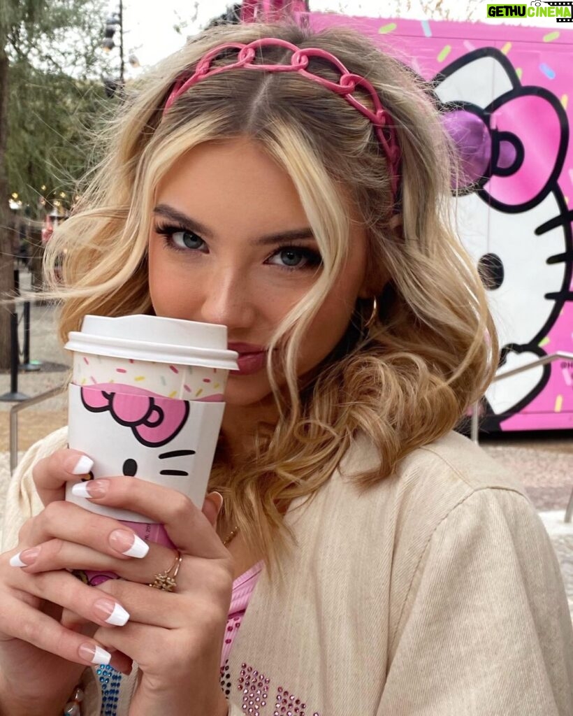 Raelynn Harper Instagram - (づ˶•༝•˶)づ🧁◟( •⌄• ू )✧ Hello Kitty Cafe Las Vegas