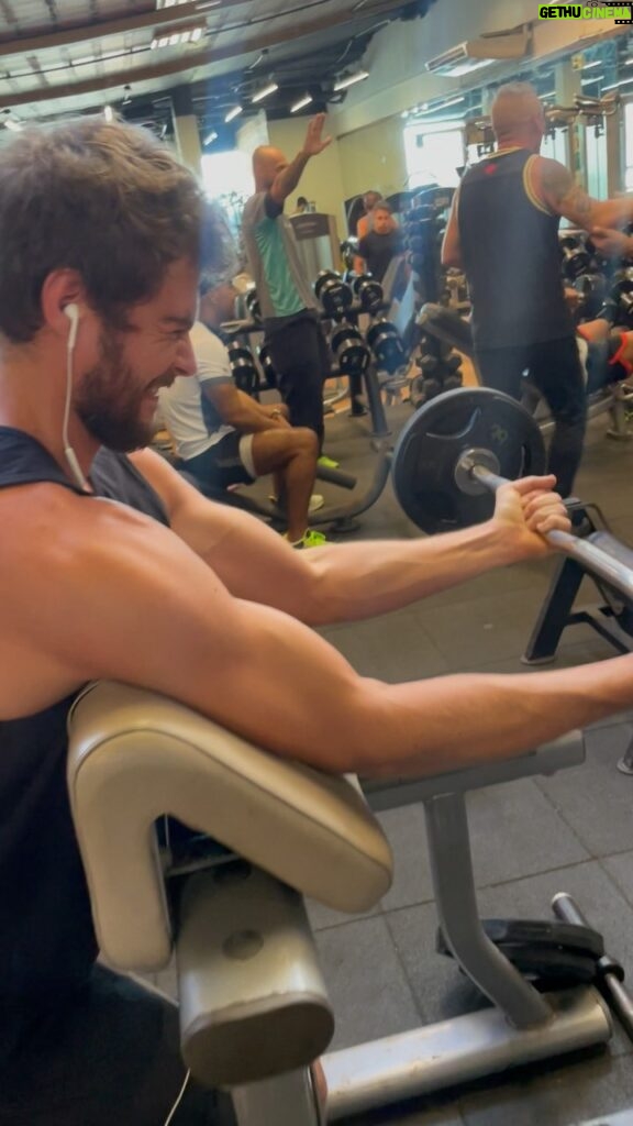 Rafael Vitti Instagram - Só na força do louvor mesmo!! Sexto exercício de braço e os músculos já falecidos. Até a falha Joãozinnnn, me ajudaaaa caraaai 🥵😂😂