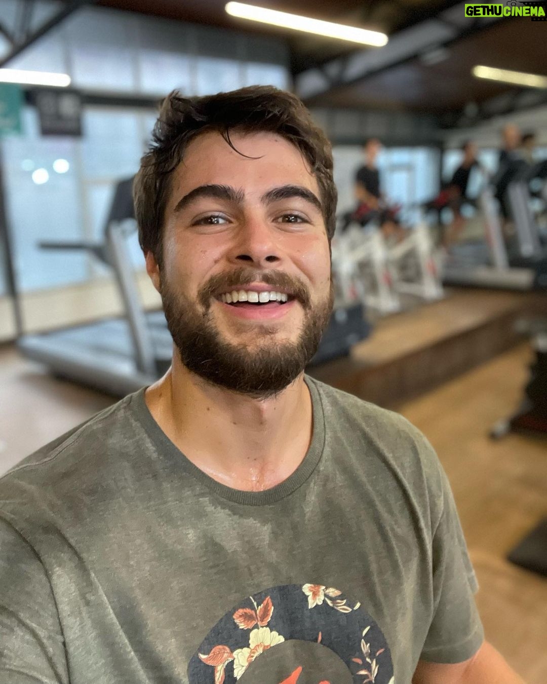 Rafael Vitti Instagram - Melhor sensação!!! Hoje vim sem a menor vontade, despertador tocou 5:40h , chovendo, caminha tava boa demais…. Maaaaasss, levantei e não deixei a peteca cair!! Agora tô aqui, feliz por ter feito isso por mim. 8:30h da manhã e eu já me sinto um vencedor 😂 desafiar-se e conseguir manter o foco, não tem preço. Saúde e qualidade de vida !!! ✨🙏🏼 agradecer meu amigo, parceiro demais pra qualquer parada @jgiordanoo , que fecha cmg nesses objetivos! Obrigado 🫶🏼 Agora correr pra gravação da novela, cheio de gás e disposição 🙏🏼✨