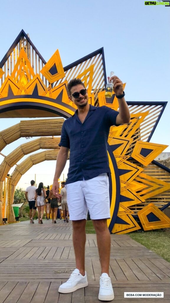 Rafael Vitti Instagram - Só vibrando amor e paz! Foi nessa vibe que rolou o #CoronaSunsets com um pôr do sol de tirar o fôlego, e o @rafaavitti traz os melhores momentos dessa festa pra gente 😉 *beba com moderação