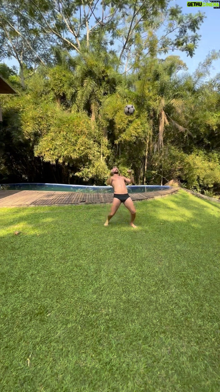 Rafael Vitti Instagram - A gente tenta!! @montaleone ☀️⚽️