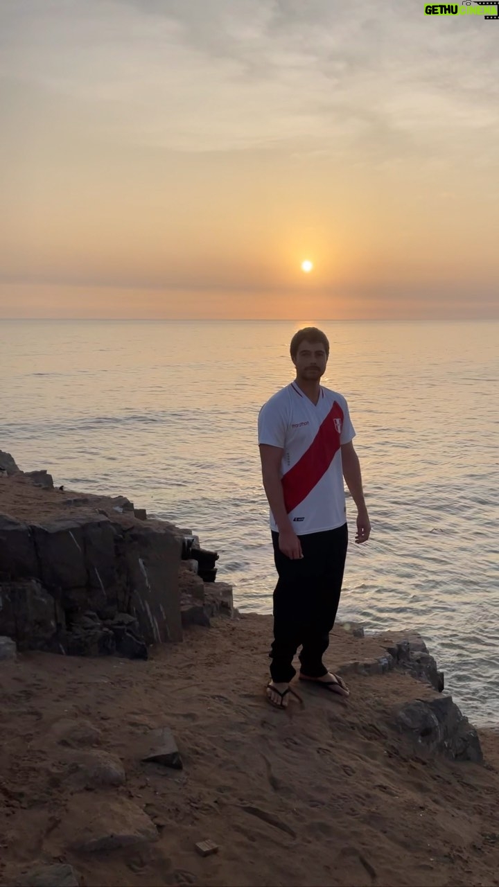 Rafael Vitti Instagram - O surf é sobre criar boas memórias e se divertir, principalmente!! Obrigado Peru 🙏🏼🇵🇪✨🍛 Playa Cerro Azul