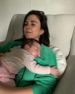 Rafael Vitti Instagram - Tem uma história que merece um estouro de champanhe: a história da caca e da mamãe. Mamãe tata adora fazer piada. E pode ter certeza, ela é a mais Engraçada mamãe traz alegria e Conta mil histórias, Inventa personagens Criando lindas memórias. Ela cuida de você desde pequenina. Vou te contar um segredo: A mamãe é uma super-heroína Ela vai sempre te amar e proteger por que a Mamãe é forte e corajosa assim como Você. Ela foi seu primeiro lar, sua primeira morada Foi Na barriga da mamãe que você começou sua jornada. Mamãe se preocupa pra que não te falte nada nessa vida nao se esqueça: a mamãe é sua melhor amiga. meninas poderosas, é assim que vai ser: Girl Power, as garotas no poder! Saiba que você tem um colo quentinho onde pode se proteger, se aninhar e ganhar carinho. O melhor colo do mundo!! O colo que é ninho, Colinho de mamãe. Saiba que ela vai te escutar com amor e atenção, e quando precisar de um abraço : É só juntar coração com coração. a mamãe é generosa e por você , até pintaria o céu todinho de rosa. Mamãe é muito inteligente vai te ensinar sobre tudo. Te levar pra passear e conhecer o mundo. Muita sorte ter essa mamãe!! É por isso que essa história merece um estouro de champanhe. Papai ama vocês duas do tamanho do universo. Feliz dia das Mães ♥️