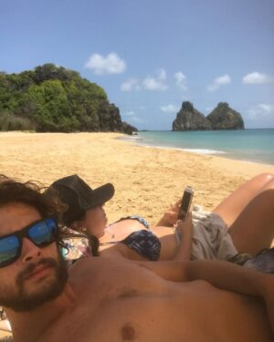 Rafael Vitti Instagram - 30 anos com carinha de 25. 😂😂 
Te amo meu amor da minha vida. 
Feliz aniversário!!! Que possamos viver muitos e muitos anos de alegrias e vitórias juntos. Desejo tudo que há de melhor nesse mundo pra tu , minha gatona. 
Não Fica bolada com as imagens que eu escolhi pra esse post, pq quem ama posta e é isso que importa. 🫶🏼♥️ #AniverDoMozão #40daTata