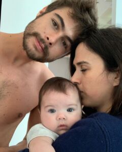 Rafael Vitti Instagram - 30 anos com carinha de 25. 😂😂 Te amo meu amor da minha vida. Feliz aniversário!!! Que possamos viver muitos e muitos anos de alegrias e vitórias juntos. Desejo tudo que há de melhor nesse mundo pra tu , minha gatona. Não Fica bolada com as imagens que eu escolhi pra esse post, pq quem ama posta e é isso que importa. 🫶🏼♥️ #AniverDoMozão #40daTata