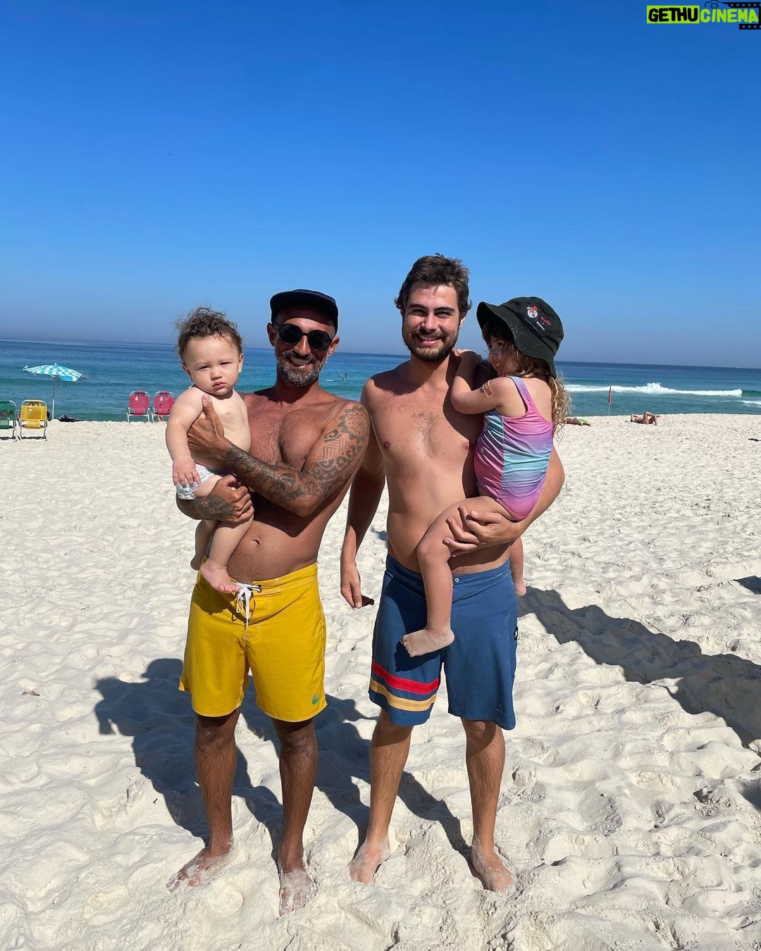 Rafael Vitti Instagram - Ontem tivemos uma manhã incrível!! Água cristalina, solzinho gostoso, acompanhado da minha filhota. Ainda ajudou a passar parafina na prancha que o @pitasi_igor me emprestou pra essa queda ♥️ Obrigado meu brother!! Foi demais esse encontro! Fotos de surf : @claudio_monteiro50 Posto 3,5 - Praia da Barra