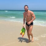 Rafael Vitti Instagram - 28 anos!! Todo mundo falando pra mim em Retorno de Saturno… não sei direito o que significa, mas acho que tem a ver com academia ou com mais boletos 🤔😂 Obrigado por todas as mensagens de carinho! ☀️🫶🏼 Rio de Janeiro, Brasil