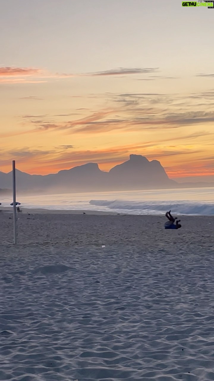 Rafael Vitti Instagram - O mar me abraça eu acho graça O sol me beija a Alma festeja o vento me acaricia Ah! como é bom uma manhã na praia. Coloco a cabeça no lugar, Deixo que tudo saia. Ah! que delícia é uma manhã na praia. Dentro da água, Dentro de mim A mágua tem um breve fim A onda é o fluxo natural É leve. É suave. Que delícia é a manhã na praia. Abre o apetite , Dá sono a tarde. Como faz bem uma manhã na praia!