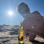 Rafael Vitti Instagram - Verão + @coronabrasil ☀️ Como vocês curtem essa época do ano? Corona vai garantir os refrescos da galera para vocês aproveitarem essa estação da melhor forma! Tem coisa boa rolando na cidade, sabiam? Se liguem nos meus stories pra saber como aproveitar os dias de sol com cerveja gelada na mão. #FollowTheSunset #BebaComModeracao #publicidade Rio de Janeiro, Rio de Janeiro