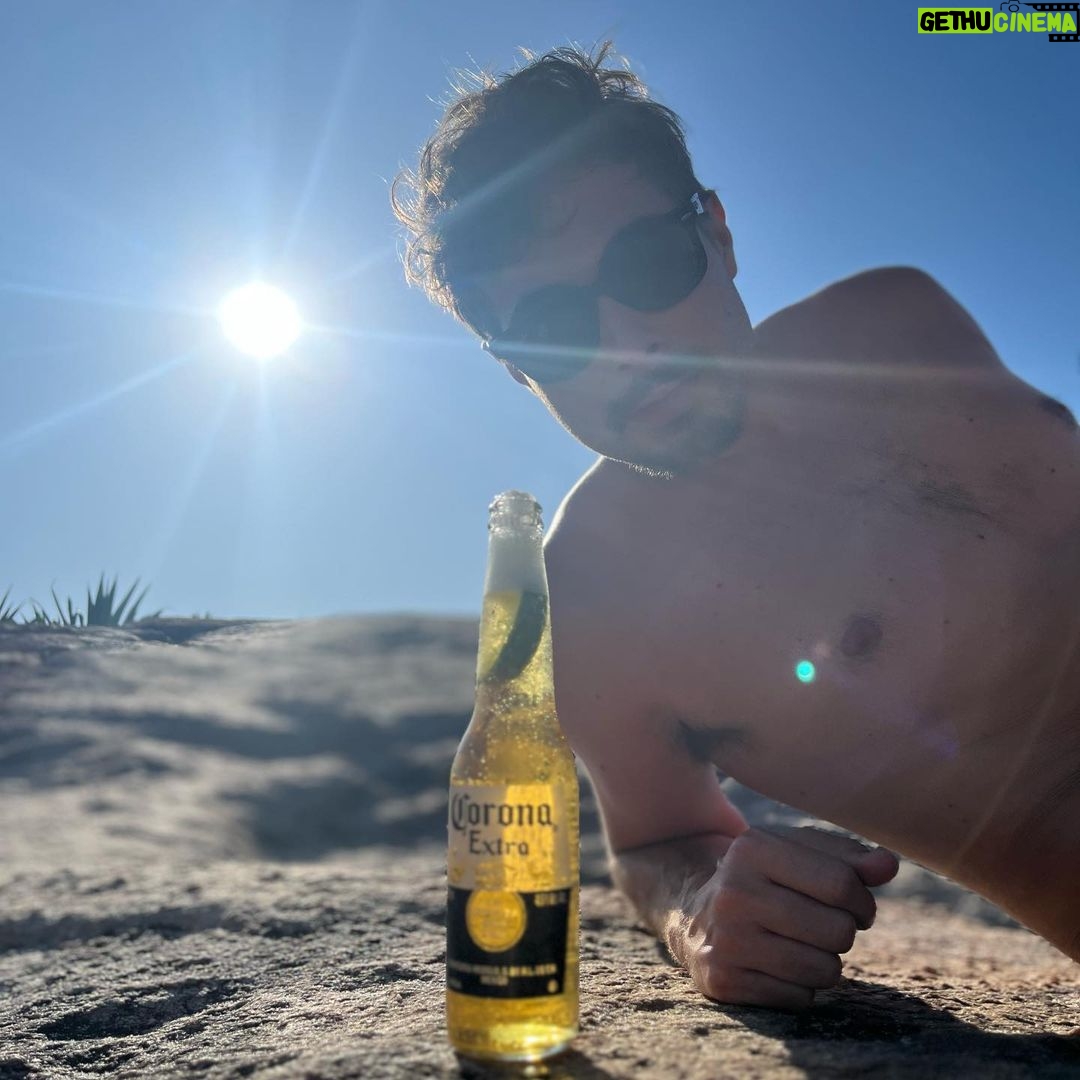 Rafael Vitti Instagram - Verão + @coronabrasil ☀️ Como vocês curtem essa época do ano? Corona vai garantir os refrescos da galera para vocês aproveitarem essa estação da melhor forma! Tem coisa boa rolando na cidade, sabiam? Se liguem nos meus stories pra saber como aproveitar os dias de sol com cerveja gelada na mão. #FollowTheSunset #BebaComModeracao #publicidade Rio de Janeiro, Rio de Janeiro