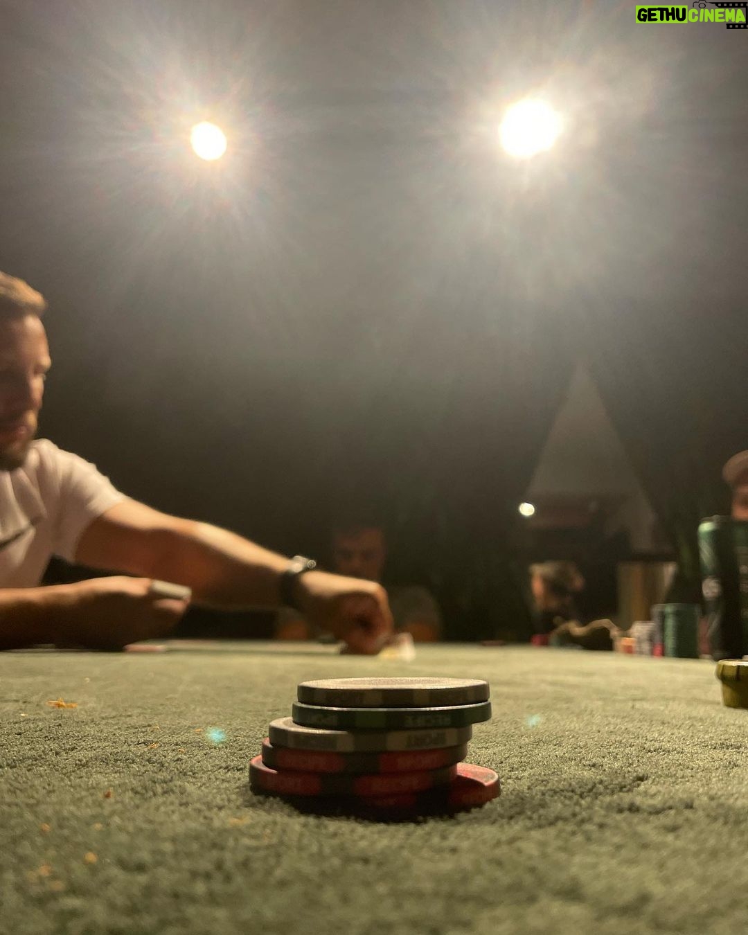 Rafael Vitti Instagram - Começo, meio e fim. 🙌🏽✨🃏 Último poker do ano com a rapaziada, acabei levando depois de 7 horas de torneio. Comprovando que o estudo tá valendo a pena. 😬