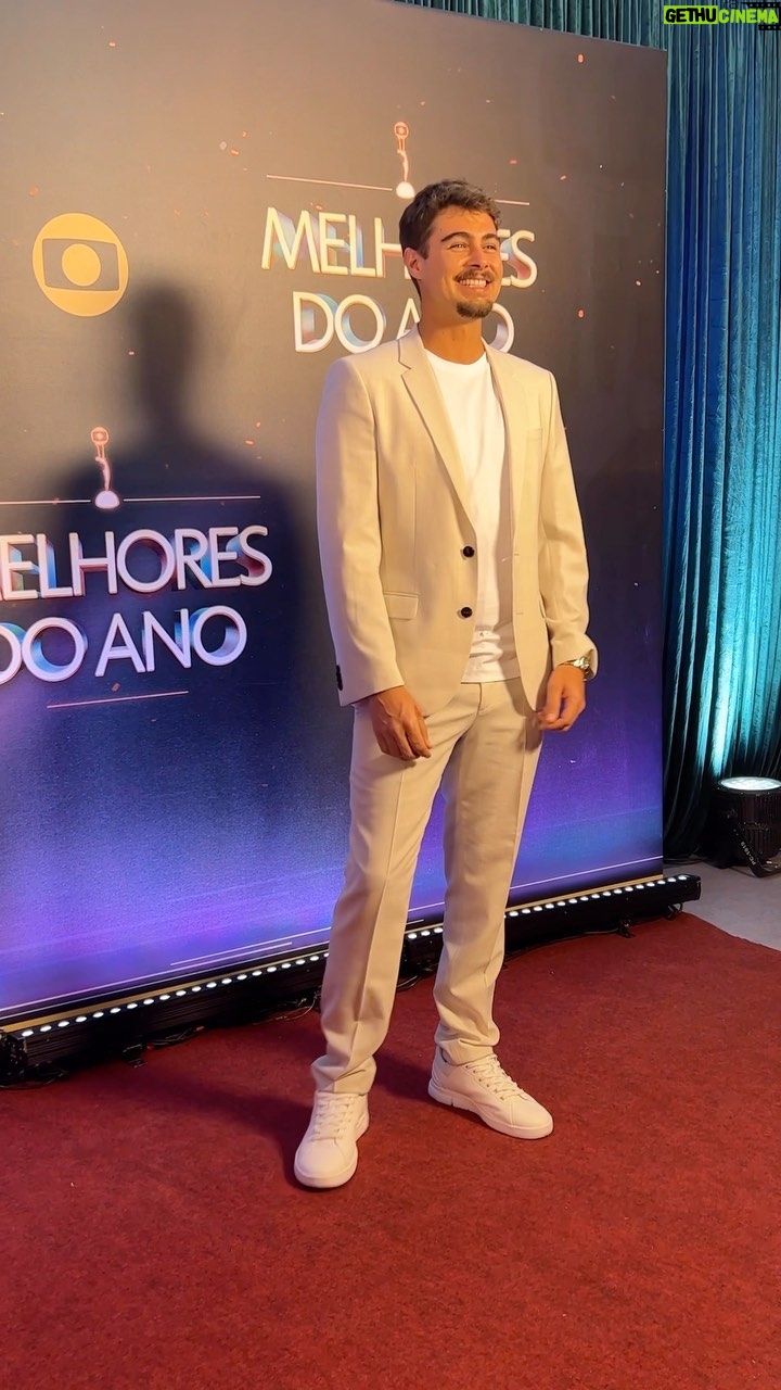 Rafael Vitti Instagram - LUXO! O look perfeitinho do @rafaavitti no tapete vermelho do #MelhoresDoAno no #Domingão 🥵❤️