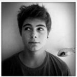 Rafael Vitti Instagram – Há 12 anos eu realizava o objetivo de estudar numa escola com ensino gratuito e de qualidade. Tenho maior orgulho desse feito. Me dediquei pra passar nos concursos, e até acabei gabaritando a prova de matemática, o que me rendeu o segundo lugar no processo seletivo pro colégio Pedro II. No final escolhi estudar no CAp UFRJ e lá fui muito feliz 🥹♥️ viva o ensino Público de qualidade!! Que resiste, apesar de tudo. ✊🏽