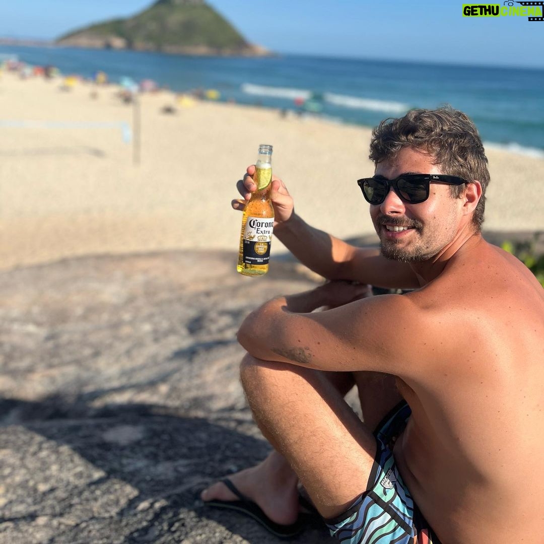 Rafael Vitti Instagram - Verão + @coronabrasil ☀️ Como vocês curtem essa época do ano? Corona vai garantir os refrescos da galera para vocês aproveitarem essa estação da melhor forma! Tem coisa boa rolando na cidade, sabiam? Se liguem nos meus stories pra saber como aproveitar os dias de sol com cerveja gelada na mão. #FollowTheSunset #BebaComModeracao #publicidade Rio de Janeiro, Rio de Janeiro