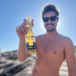 Rafael Vitti Instagram - Verão + @coronabrasil ☀️ Como vocês curtem essa época do ano? Corona vai garantir os refrescos da galera para vocês aproveitarem essa estação da melhor forma! Tem coisa boa rolando na cidade, sabiam? Se liguem nos meus stories pra saber como aproveitar os dias de sol com cerveja gelada na mão. #FollowTheSunset #BebaComModeracao #publicidade Rio de Janeiro, Rio de Janeiro