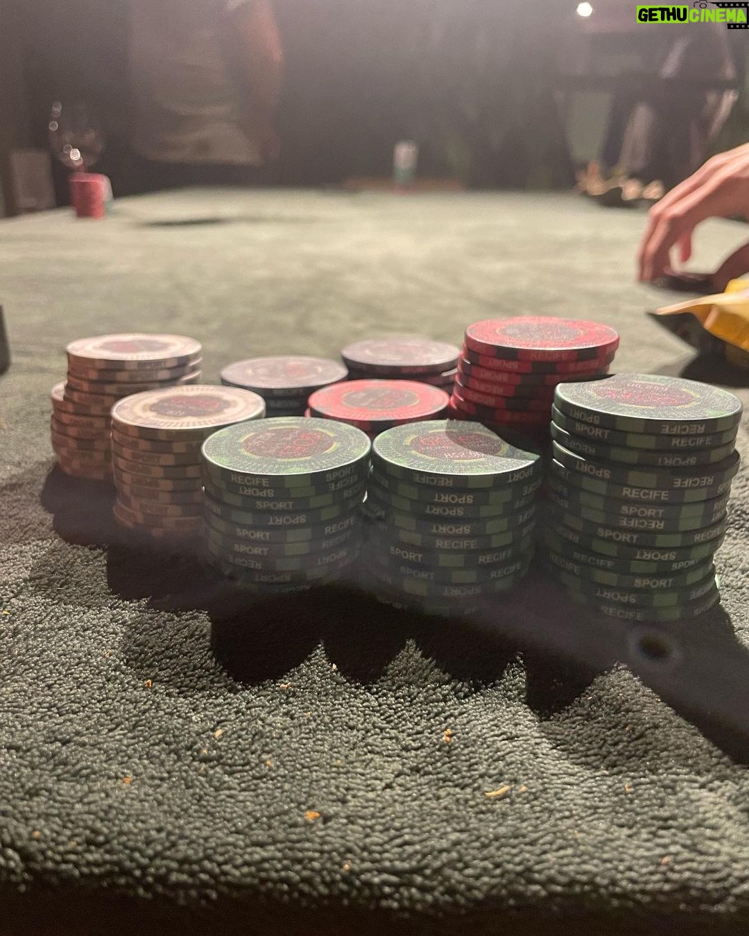 Rafael Vitti Instagram - Começo, meio e fim. 🙌🏽✨🃏 Último poker do ano com a rapaziada, acabei levando depois de 7 horas de torneio. Comprovando que o estudo tá valendo a pena. 😬